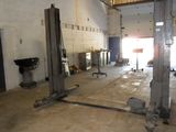 une photo d'une grande salle remplie de matériel