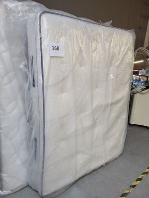 deux matelas qui sont entreposés dans un entrepôt
