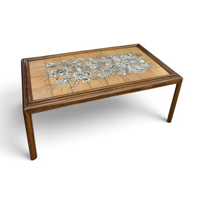 une photo d'une table basse ornée d'un motif en mosaïque