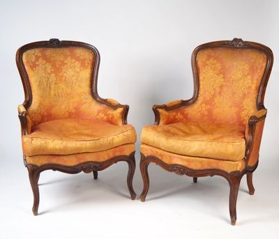 Paire de bergères de style Louis XV en noyer mouluré et scul…