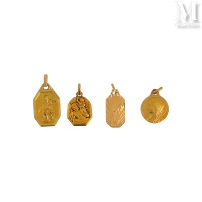 trois pendentifs en or de formes et de tailles différentes sur un fond blanc