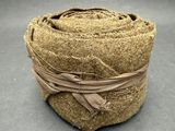 une image représentant un rouleau de corde marron enroulé autour d'un objet marron