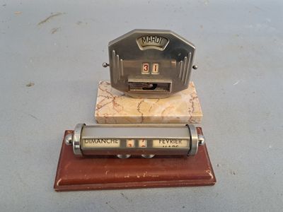 une horloge posée sur un support en bois