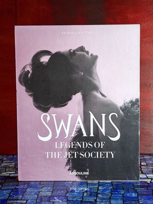 Le livre « Swans : légendes de la Pet Society » est posé sur une table