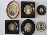 beaucoup de photos encadrées sur le mur de cette pièce