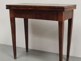 l'image d'une petite table en bois surmontée d'un tiroir