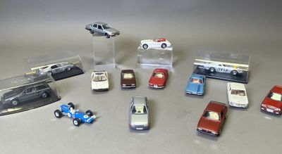 un grand nombre de petites voitures posées sur une table
