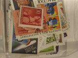un sachet de timbres posé sur une table