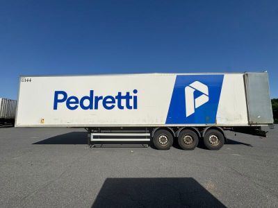 un camion semi-remorque garé dans un parking