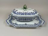 l'image d'une assiette bleue et blanche sur laquelle figure un papillon
