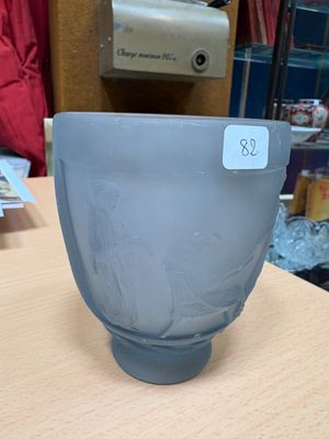 un bol en verre posé sur une table, avec une étiquette de prix dessus