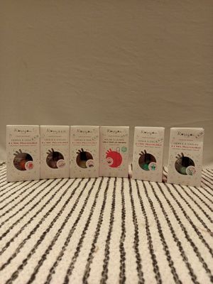 cinq boîtes de produits capillaires posées sur une nappe rayée