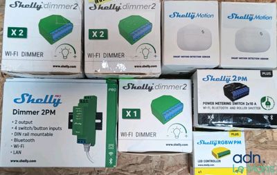 plusieurs cartons contenant des gadgets électroniques posés sur un parquet