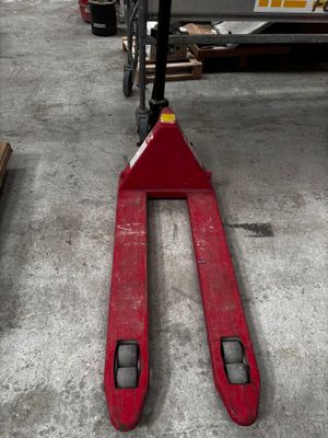 un chariot élévateur qui est garé dans le garage