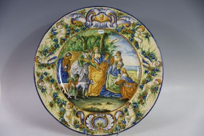 une assiette décorative ornée d'une peinture, posée sur une table