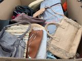 une boîte en carton remplie de sacs et de porte-monnaie à vendre