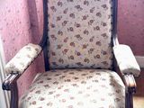 une chaise qui se trouve dans le coin d'une pièce