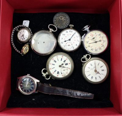 de nombreux modèles différents de montres de poche dans un coffret rouge