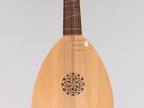 un vieil instrument en bois, avec un corps en bois et des cordes