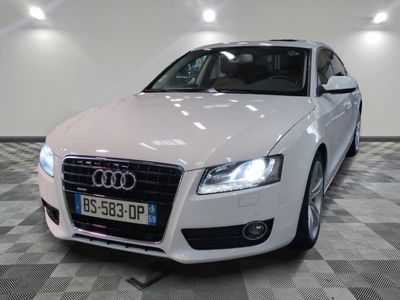 une image d'une voiture audi blanche dans une salle d'exposition