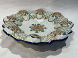 une assiette bleue et blanche ornée d'un motif floral