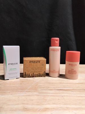 quatre types de produits différents posés sur une table en bois
