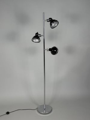 un gros plan d'une lampe posée sur un pied métallique, comportant deux ampoules