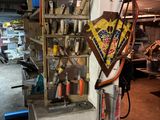 une photo d'un garage avec de nombreux outils rangés sur des étagères