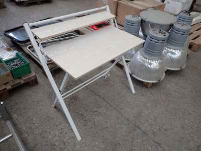 une table sur laquelle se trouvent de nombreux objets