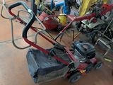 une tondeuse à gazon qui est rangée dans un garage