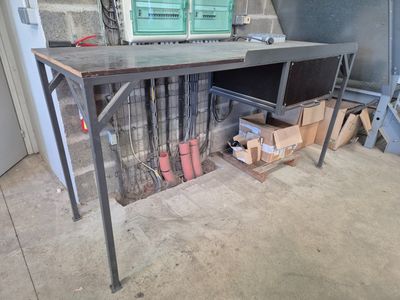 une table sur laquelle se trouvent quelques boîtes, dans une pièce
