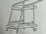 le dessin d'une table à roulettes sur une feuille de papier