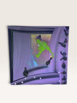 tableau représentant une grenouille verte devant une fenêtre aux rideaux violets