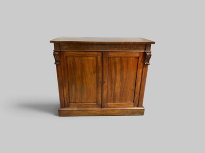 une armoire en bois munie d'une porte et d'un tiroir au-dessus