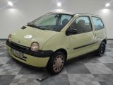 une petite voiture jaune garée dans une pièce