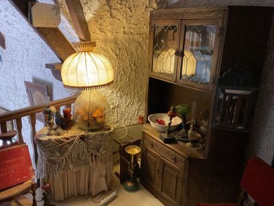 une pièce dans laquelle se trouvent une lampe et une armoire