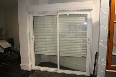 une porte coulissante en verre dans un coin de la pièce