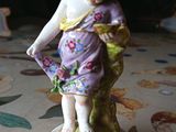 une figurine représentant une petite fille avec des fleurs dans les cheveux