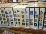 un grand nombre de livres empilés sur une table