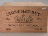 une boîte en bois portant une étiquette