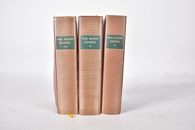 trois livres posés l'un sur l'autre devant un fond blanc