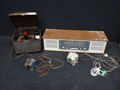 une vieille radio et d'autres appareils électroniques posés sur une surface noire