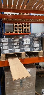 une grande quantité de cartons sur une palette dans un entrepôt