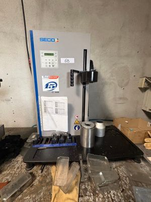 une machine posée sur une table