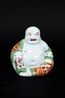 figurine en porcelaine chinoise représentant un homme souriant tenant un éventail, sur fond noir