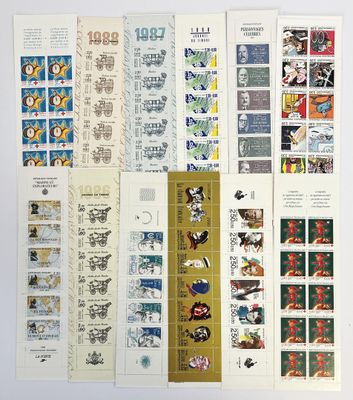 Plusieurs types de timbres sont exposés sur une surface blanche