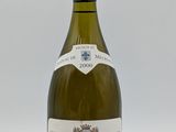 une bouteille de vin posée sur une table
