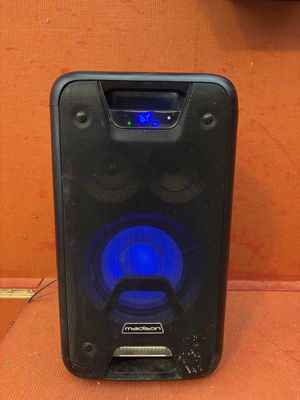 un gros plan d'une enceinte surmontée d'une lumière bleue