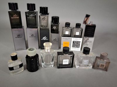 plusieurs types de flacons de parfum sur la table