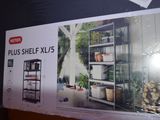 une photo d'une photo représentant une étagère sur laquelle sont posés des pots